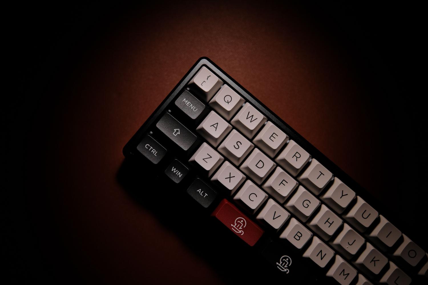 Primer plano detallado de las teclas de un teclado mecánico resaltando la textura y el diseño de los switches.