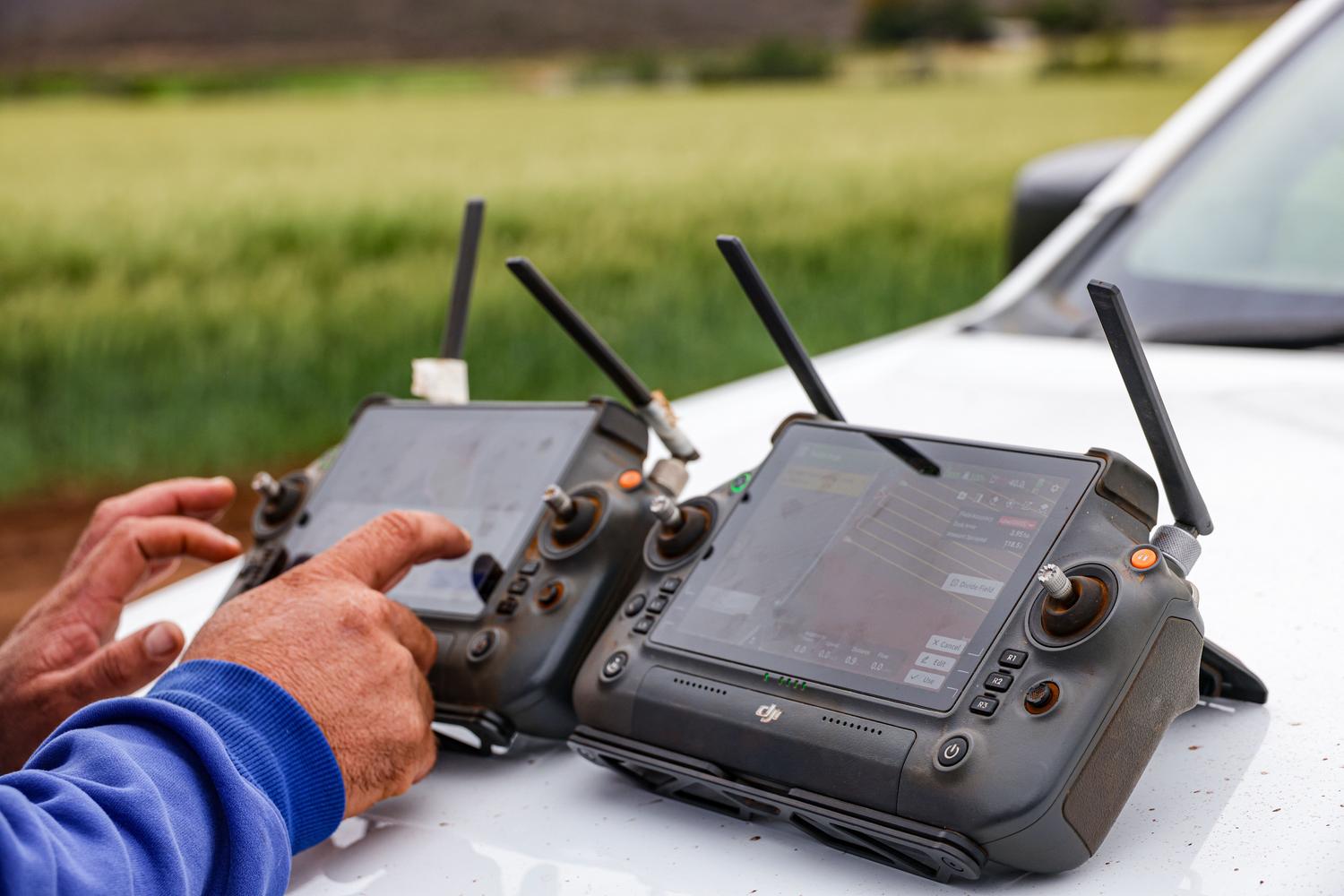 Detalle de los mandos de control de un dron agrícola mostrando la interfaz de software y rutas de vuelo precisas.