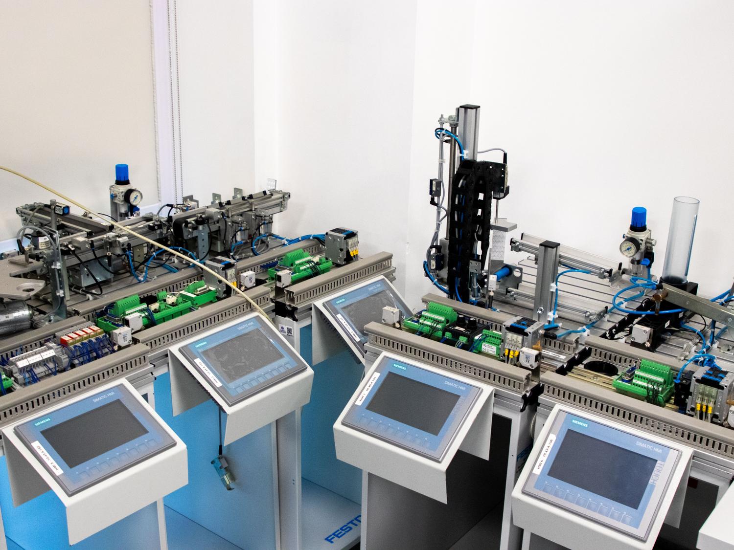 Sistema de automatización industrial con pantallas HMI de Siemens, representando el control profesional mediante PLC.