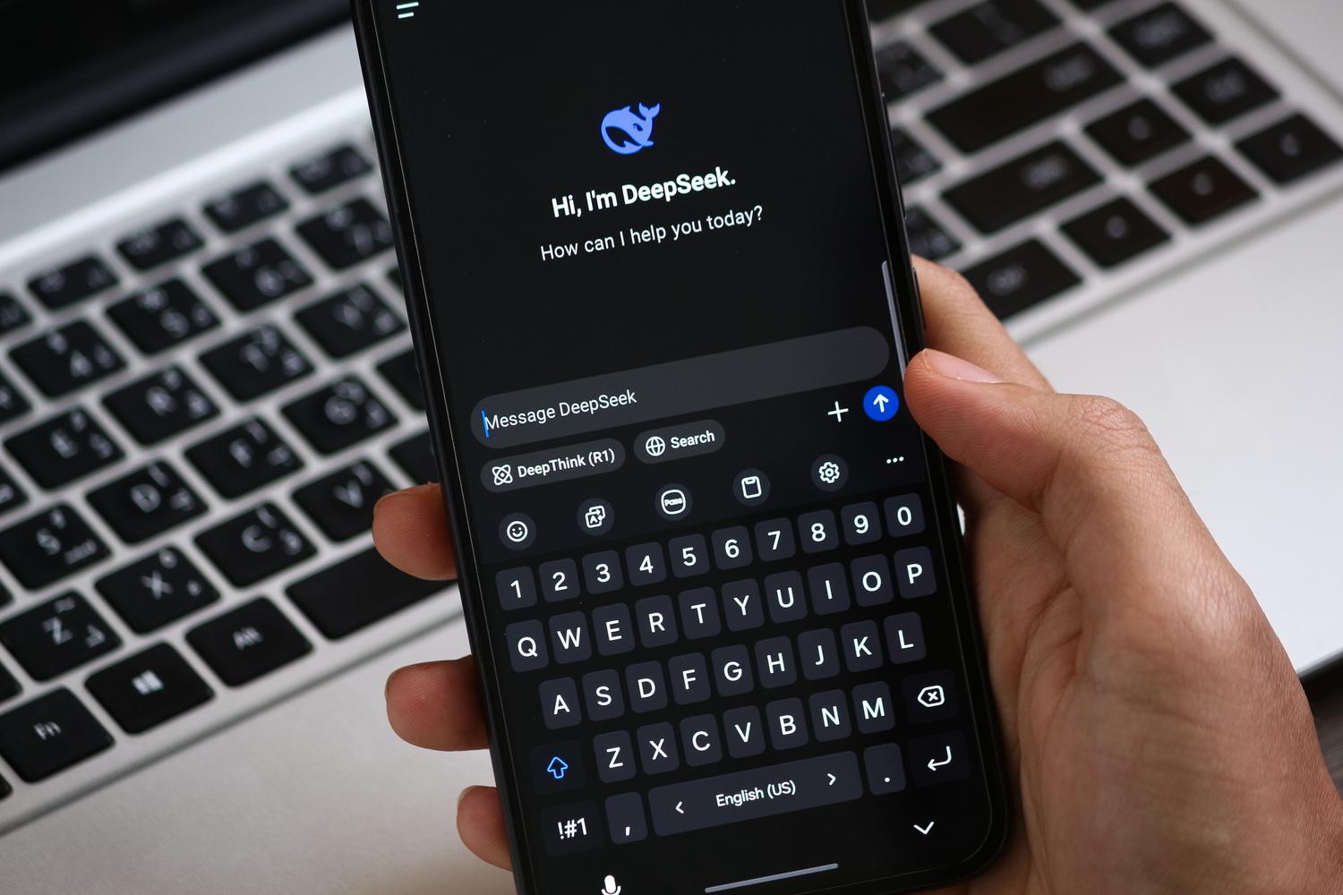 Primer plano de un smartphone mostrando una interfaz de chat de IA moderna con una conversación lista para interactuar.