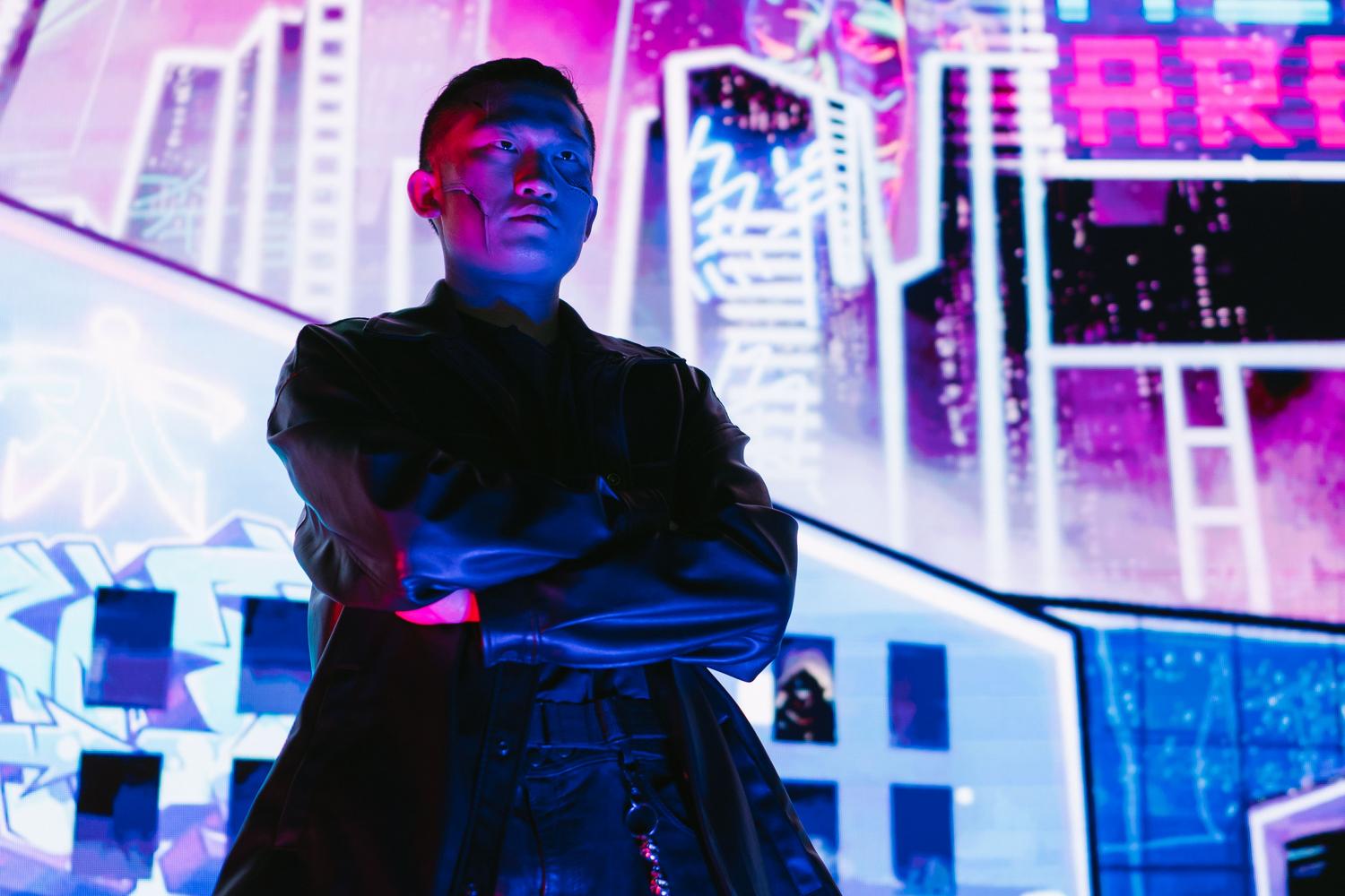 Retrato de un personaje estilo cyberpunk con iluminación de neón rosa y azul, ejemplificando la calidad visual cinematográfica de la IA.