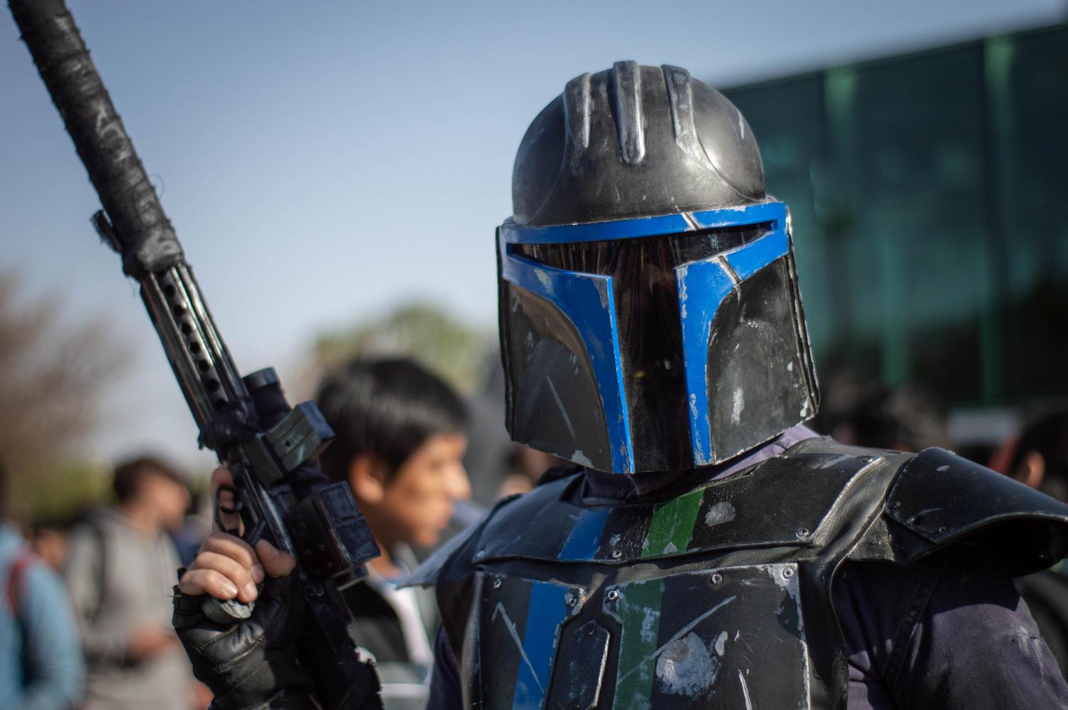 Soldado con armadura y casco futurista, representando la estética de ciencia ficción del juego.