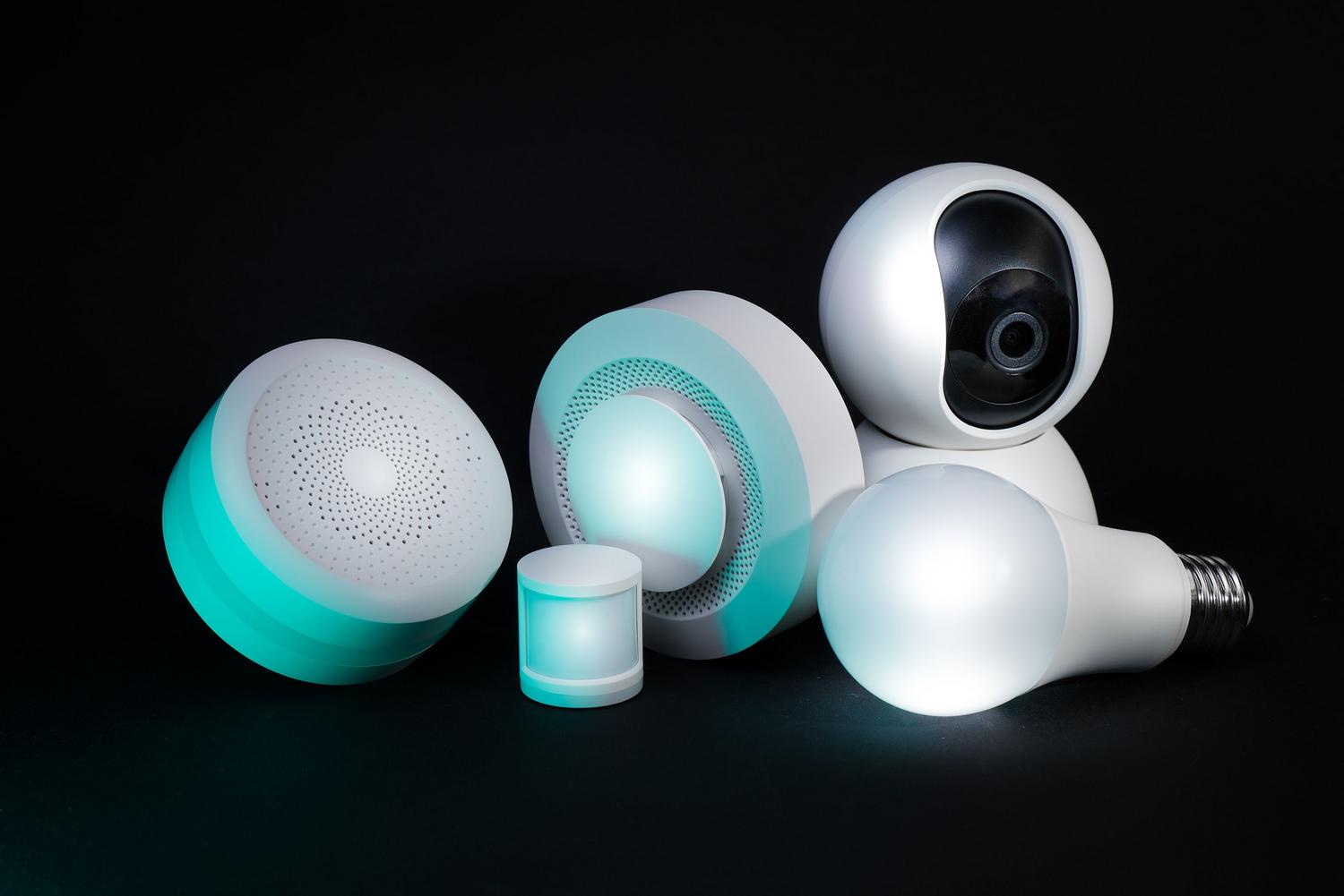 Colección de dispositivos de hogar inteligente, incluyendo cámaras y sensores, destacando la privacidad y la autonomía digital de la Edge AI.