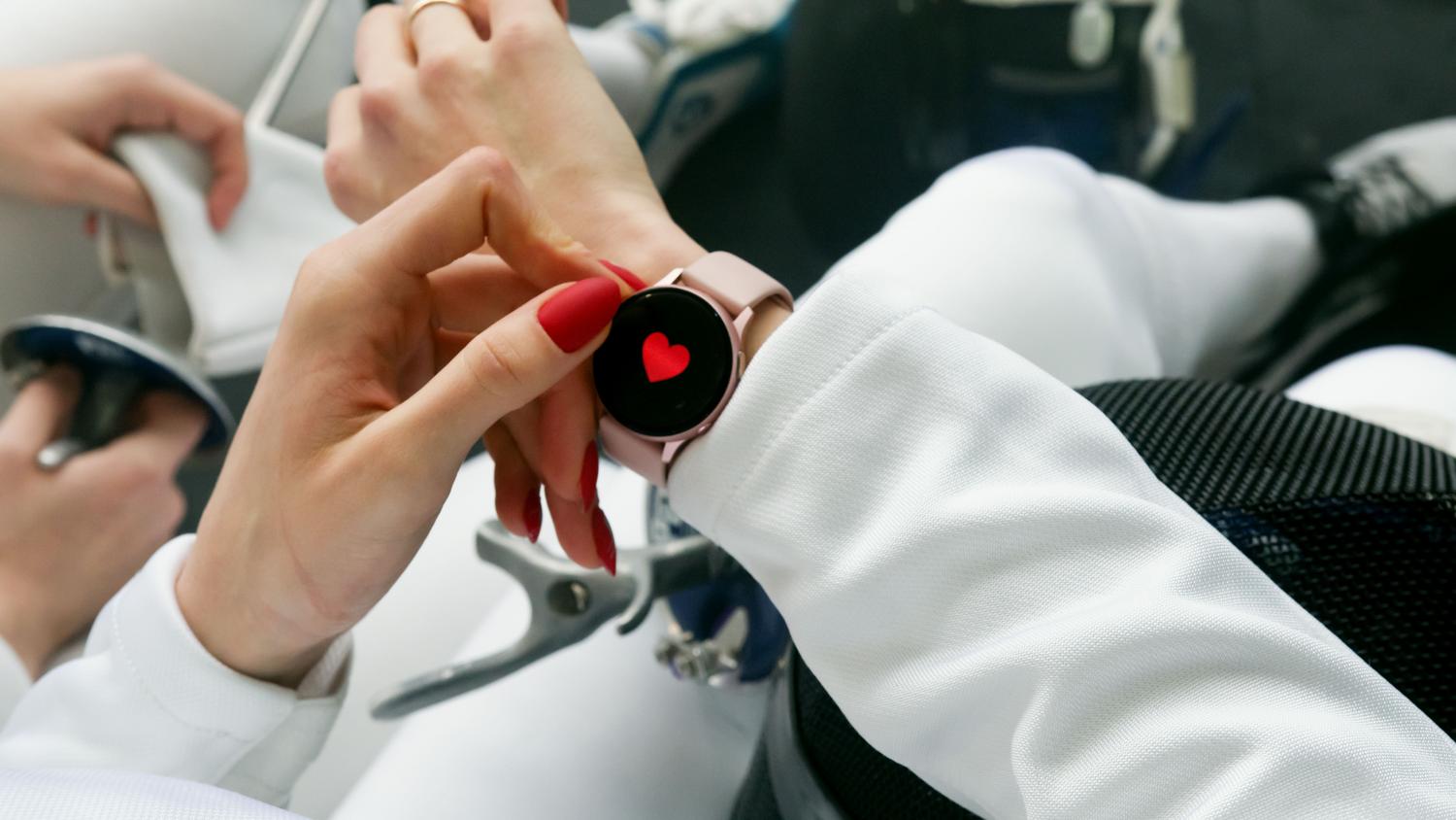 Primer plano de un reloj inteligente mostrando un icono de corazón, representando el procesamiento local de datos de salud en dispositivos wearables.