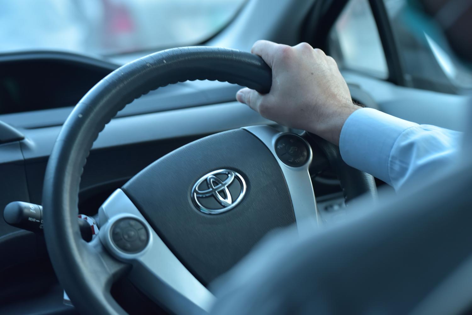 Vista detallada del interior de un Toyota, enfocándose en el volante y la zona de encendido donde se ubica el aro lector.