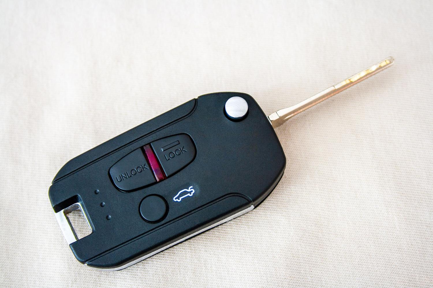 Llave inteligente moderna con mando a distancia, ilustrando el sistema Smart Key de Toyota.