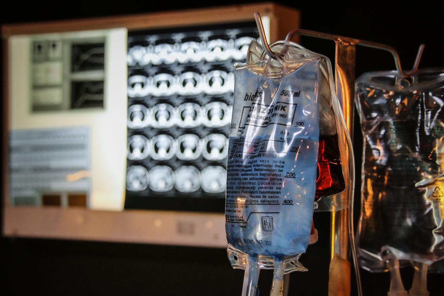 Entorno hospitalario que combina la atención clínica directa con monitores de diagnóstico por imagen.