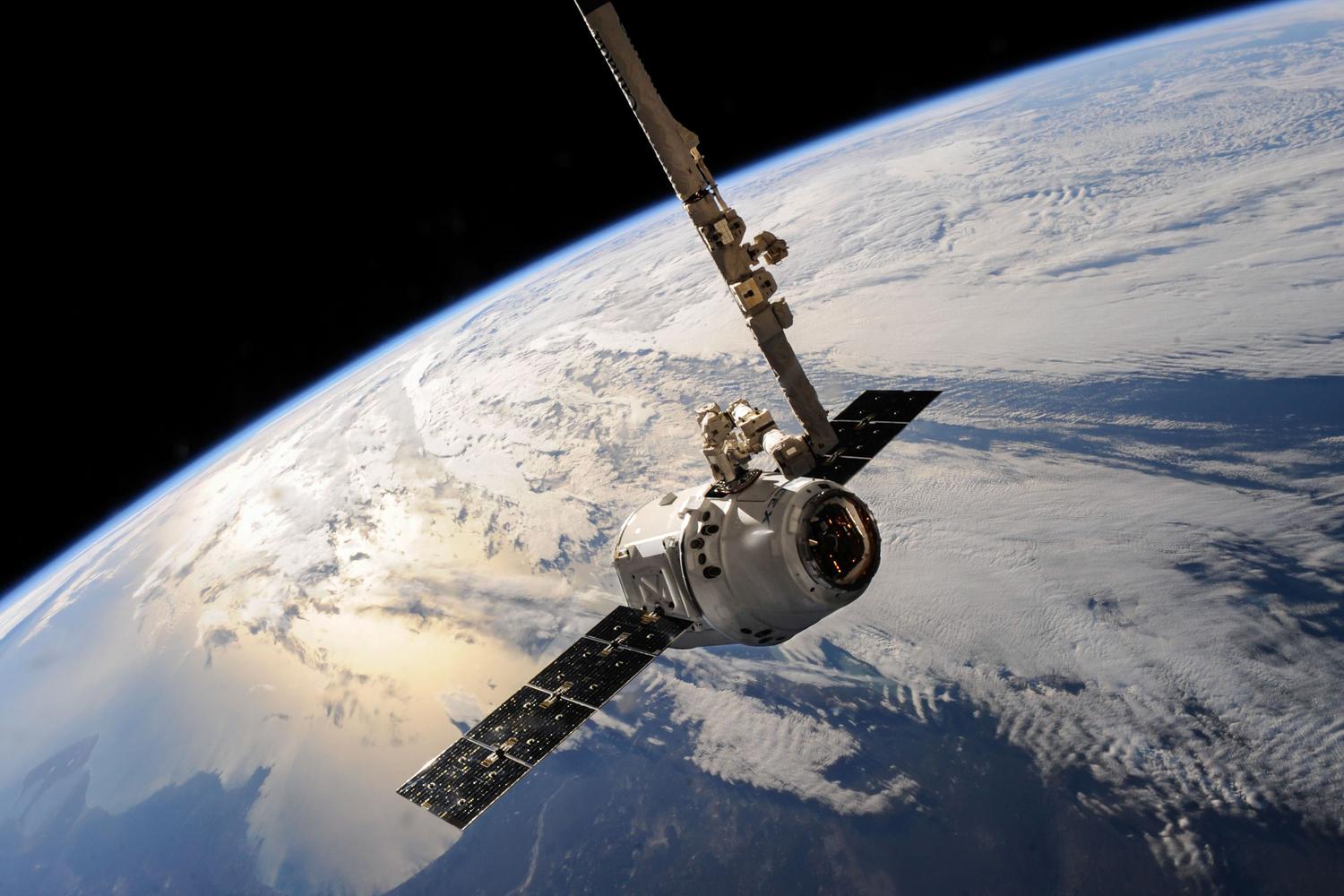 Satélite de comunicaciones orbitando la Tierra en el espacio exterior, ilustrando la tecnología LEO y GEO.