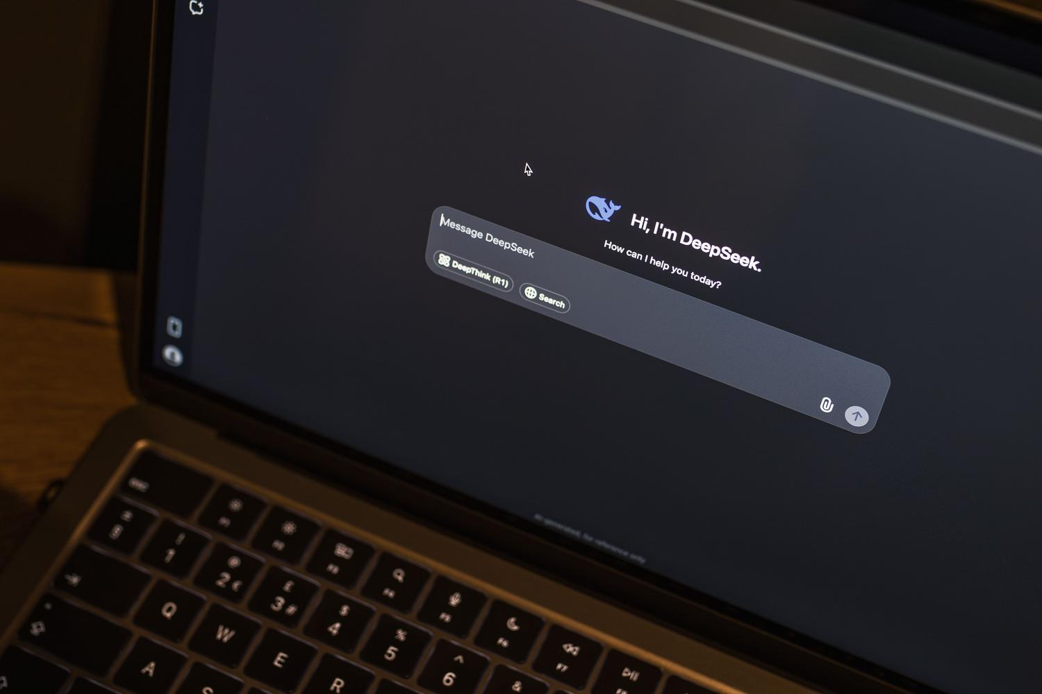 Laptop en un entorno cotidiano con un asistente de IA activo, representando la aplicación práctica de la ingeniería de prompts.