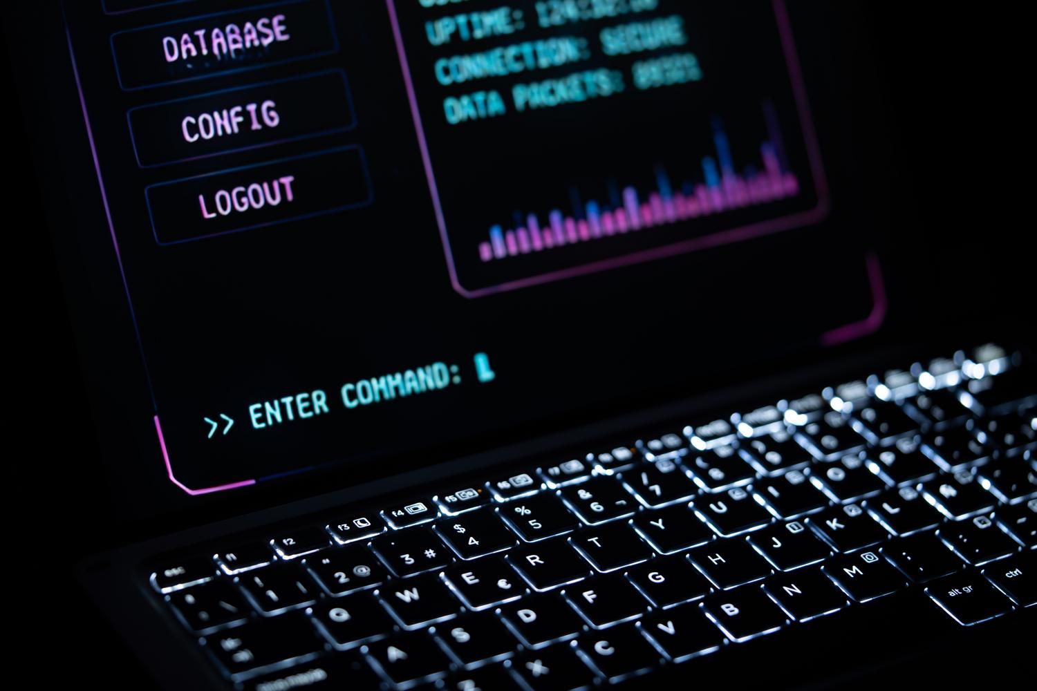 Teclado retroiluminado con interfaz digital futurista, sugiriendo la parte técnica y de programación de la ingeniería de prompts.