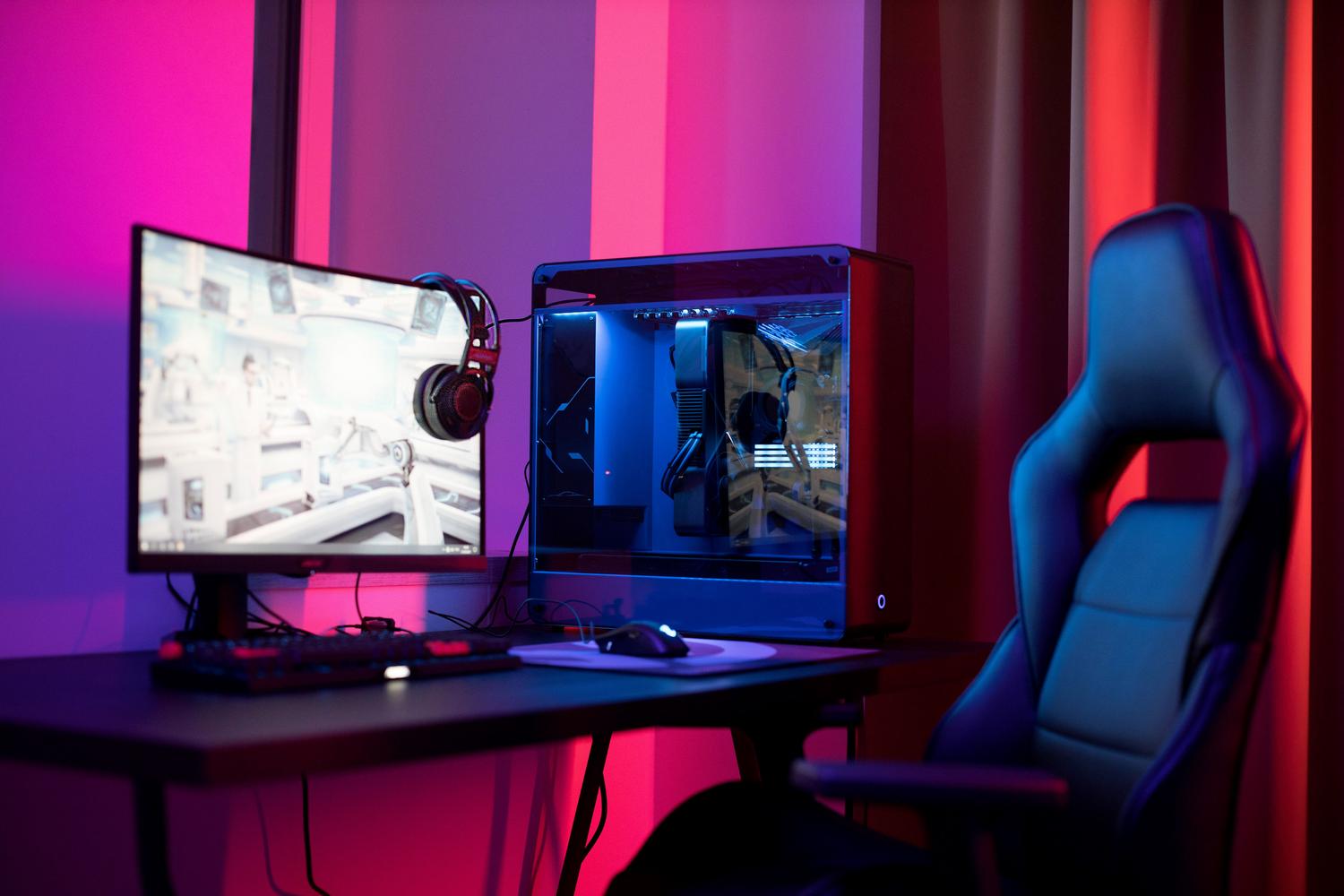 Configuración de gaming de gama alta con monitor curvo ultrawide y PC potente, representando los requisitos recomendados.
