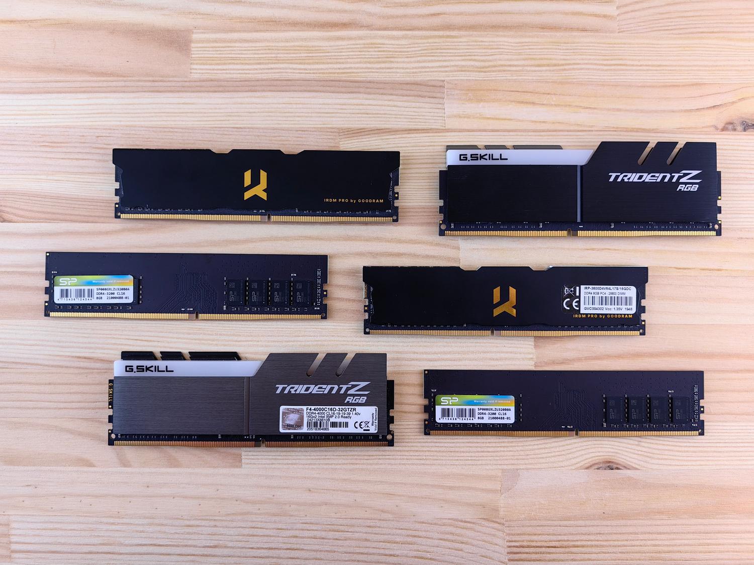 Diferentes tipos de módulos de memoria RAM dispuestos sobre una superficie de madera