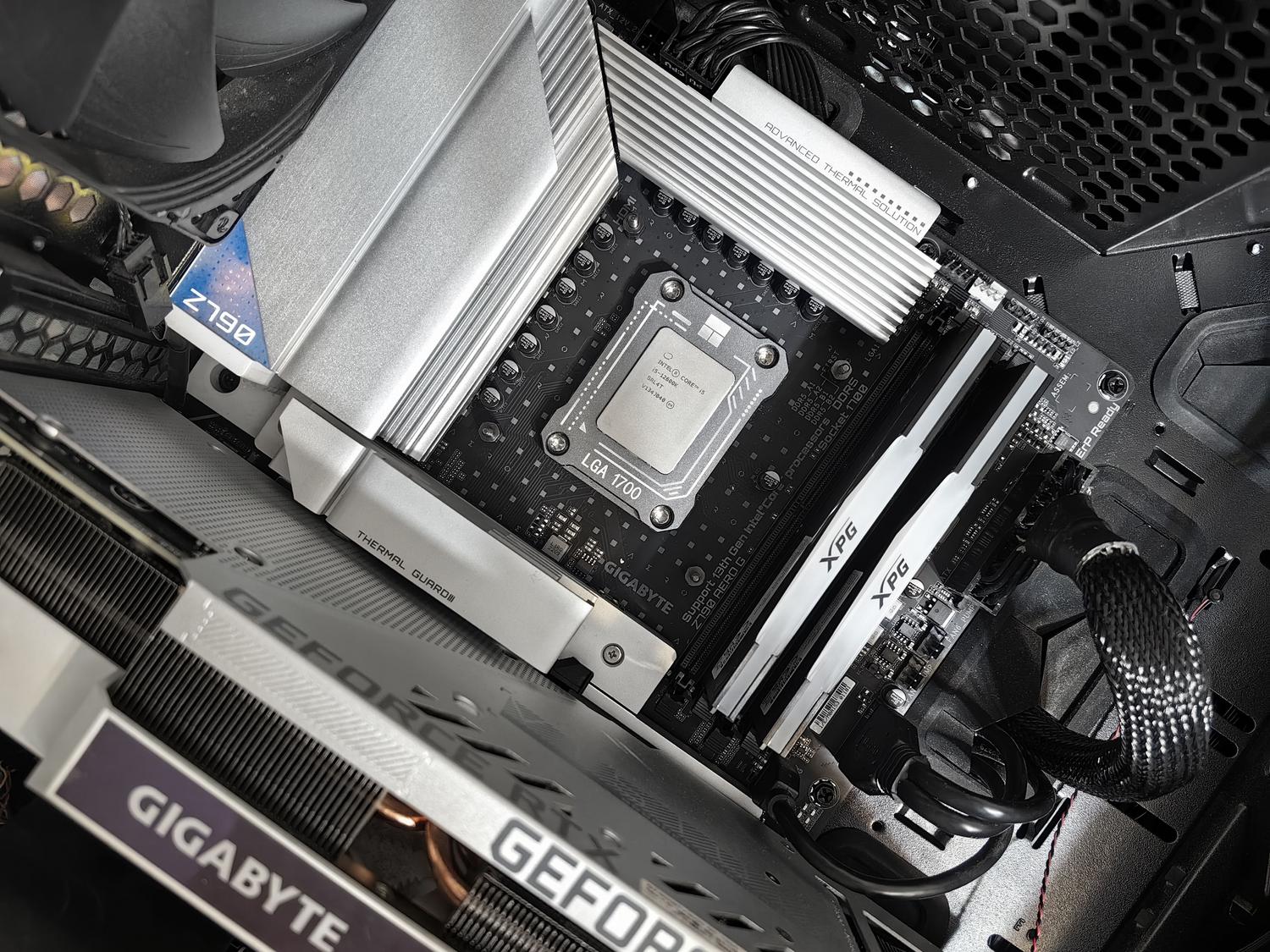 Interior de un ordenador de alto rendimiento mostrando la placa base y las memorias RAM instaladas