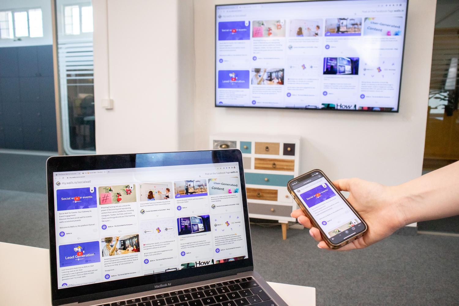 Sincronización de contenido entre portátil, móvil y pantalla en un entorno digital, ilustrando la potencia de la nube y OneDrive.