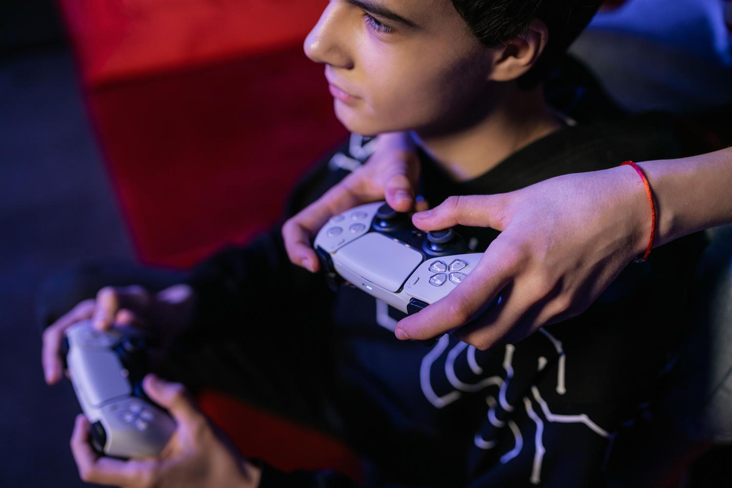 Dos personas jugando cooperativamente con mandos de consola, representando el modo multijugador.