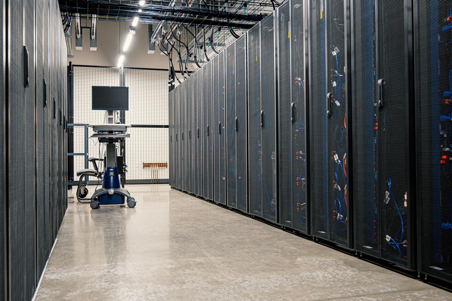 Armario de servidores en un centro de datos, mostrando la optimización del espacio mediante el uso de equipos en rack.
