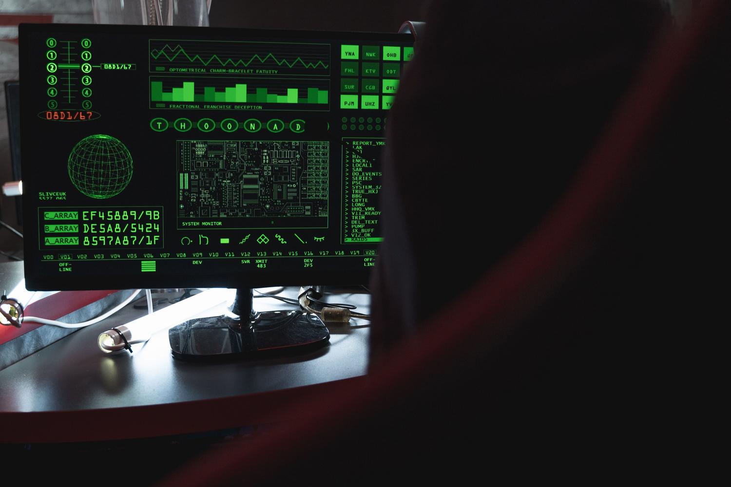 Monitor de ordenador mostrando código de seguridad digital en verde, ideal para ilustrar la sección de seguridad y desafíos de la arquitectura SDN.