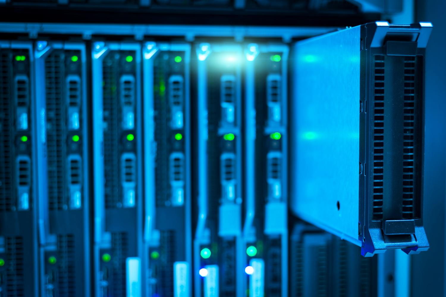 Vista detallada de hardware de servidor con iluminación azul, representando el rendimiento y el consumo de recursos del sistema.