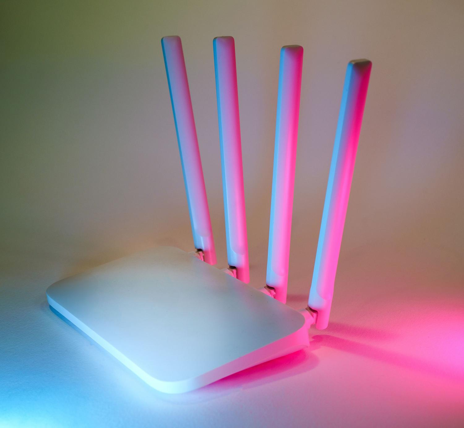 Router inalámbrico avanzado con iluminación LED, representando la alta velocidad y el rendimiento de la conexión.