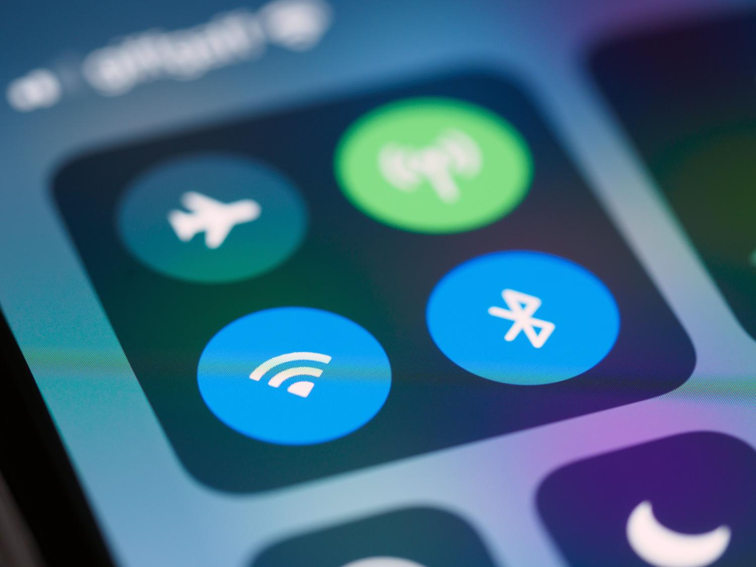 Primer plano de la pantalla de un smartphone mostrando el panel de control y el botón de activación del Wi-Fi.