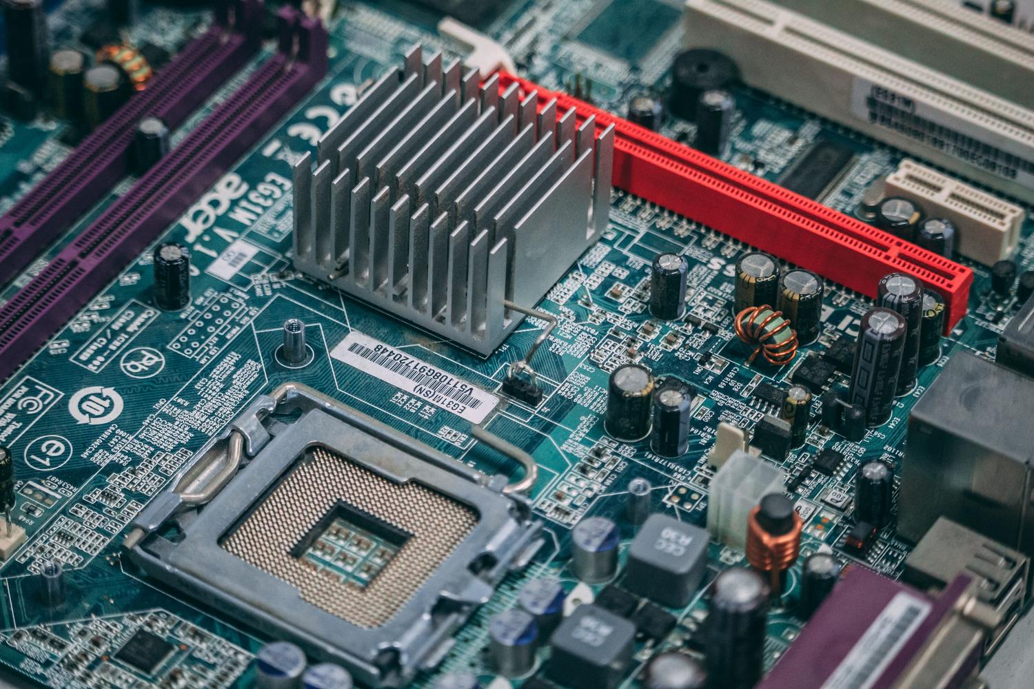 Detalle de una placa base moderna con circuitos electrónicos, ilustrando el ecosistema de soporte de Zen 5.