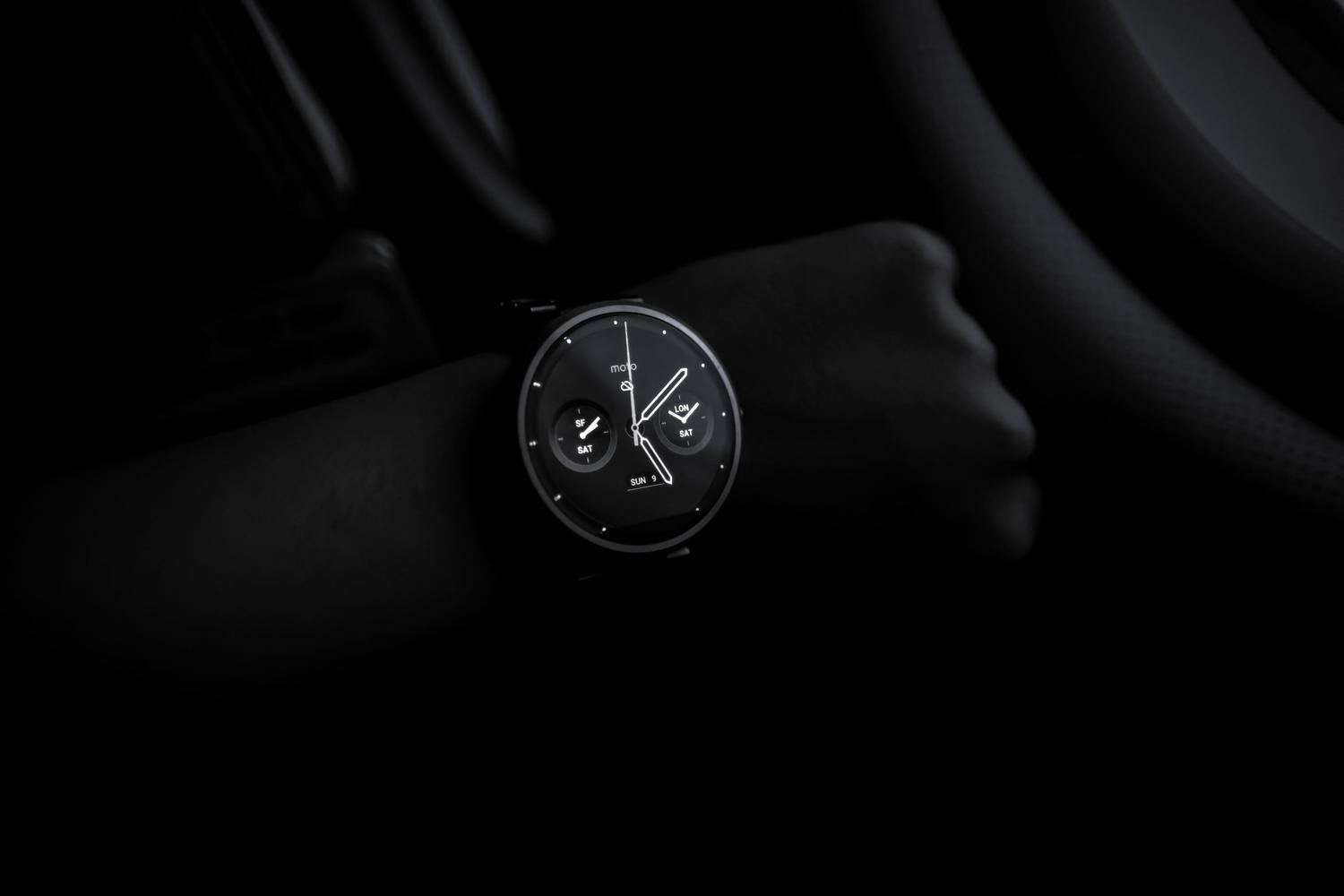 Reloj inteligente con pantalla activa en un entorno oscuro, destacando la visibilidad del modo Always-on.