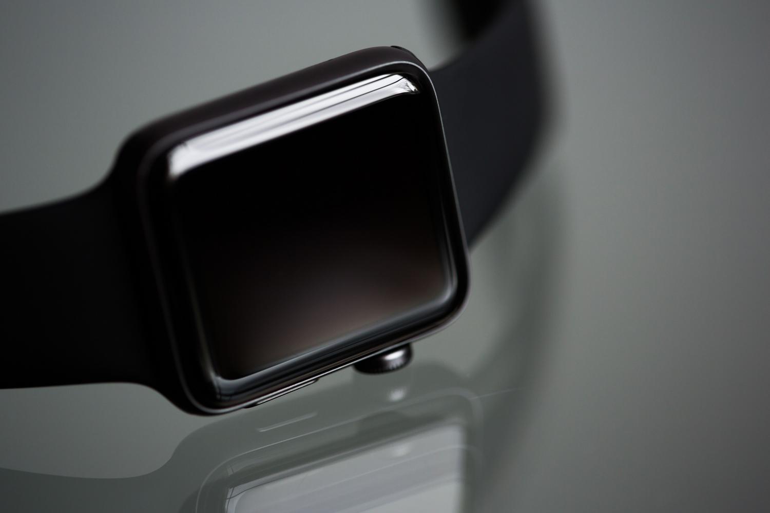 Primer plano de un smartwatch con pantalla apagada, ilustrando el ahorro energético de los paneles AMOLED.