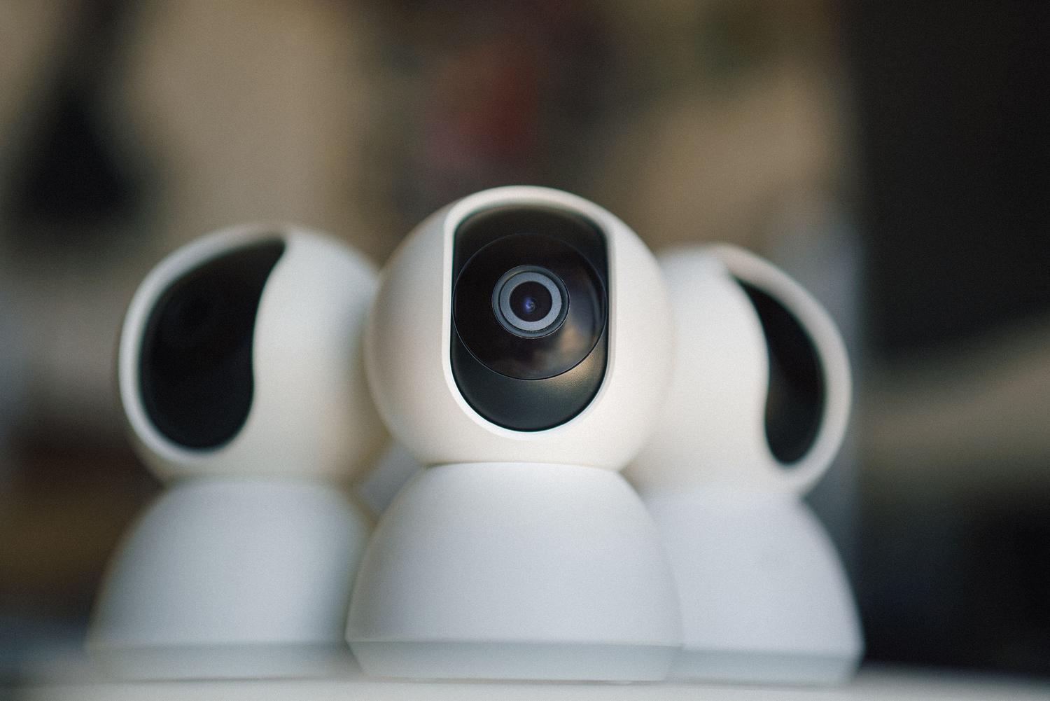 Cámaras de seguridad inteligentes blancas para la vigilancia y protección del hogar durante la noche