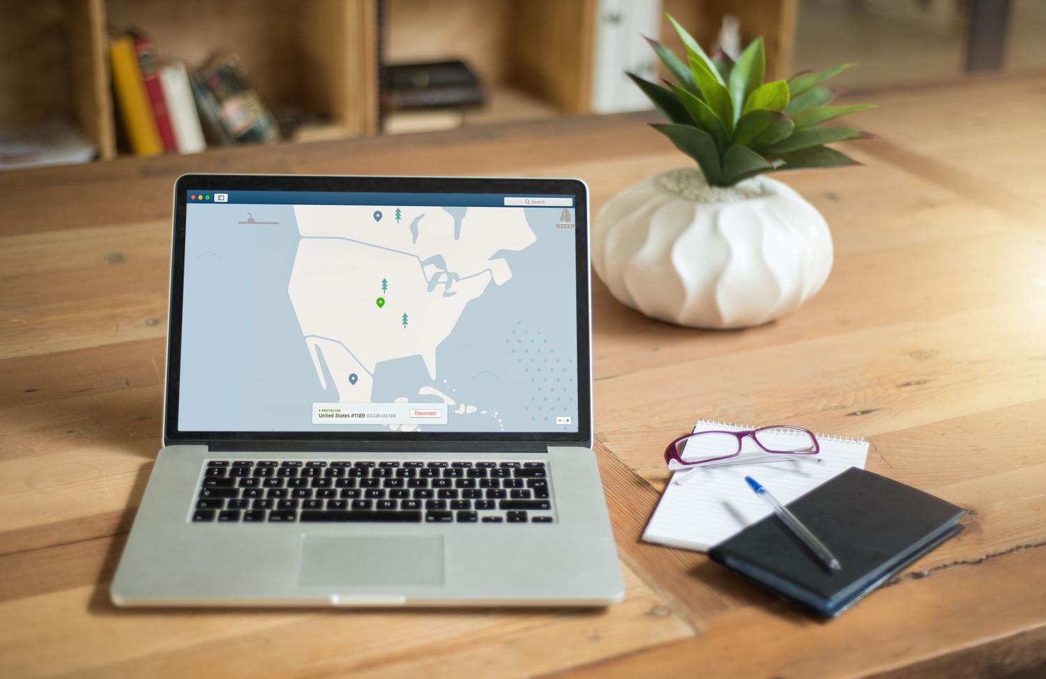 Espacio de trabajo moderno y seguro con conexión VPN, ideal para temas de privacidad y seguridad digital.