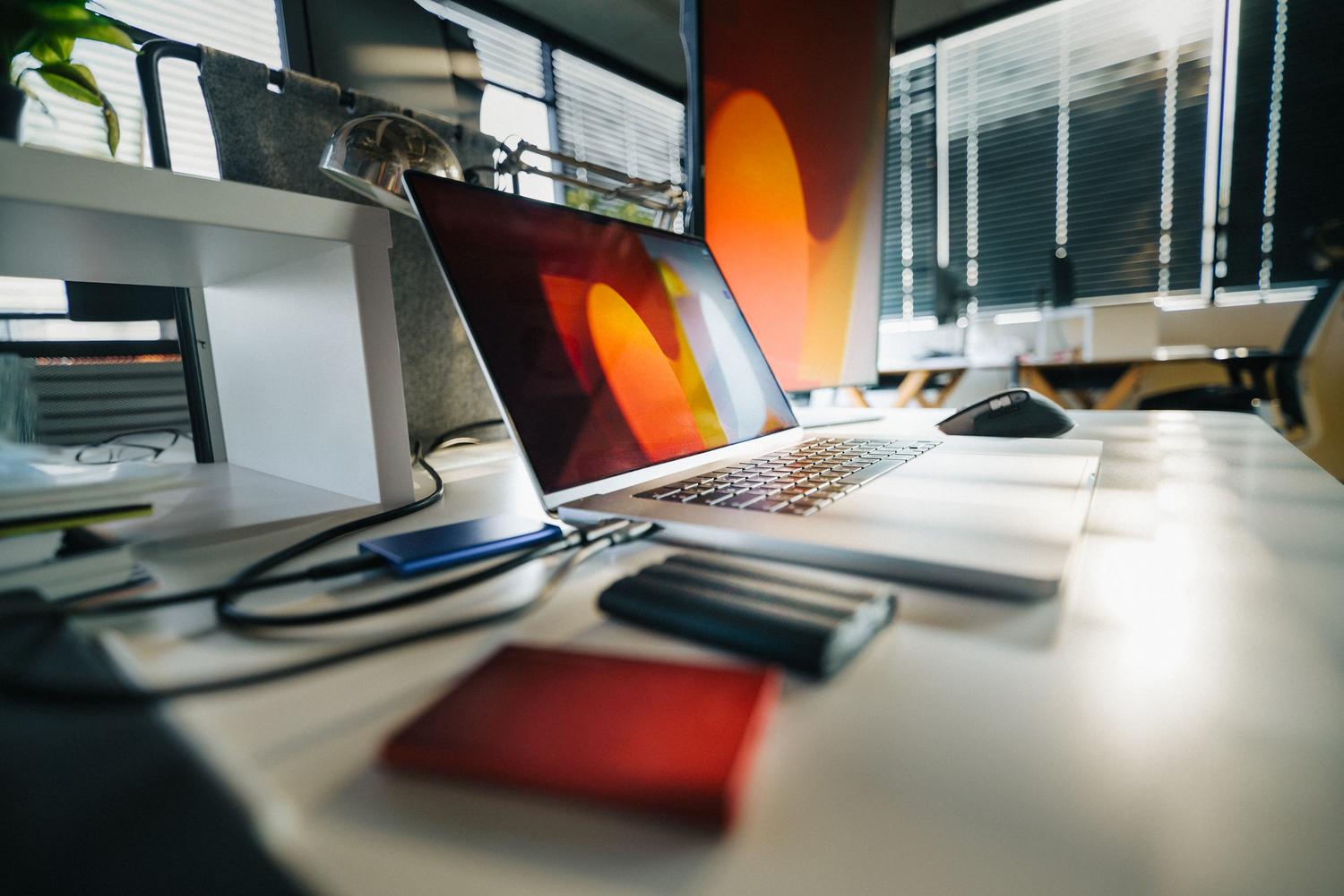 Escritorio tecnológico optimizado y organizado, representando la sección de personalización y optimización del sistema.