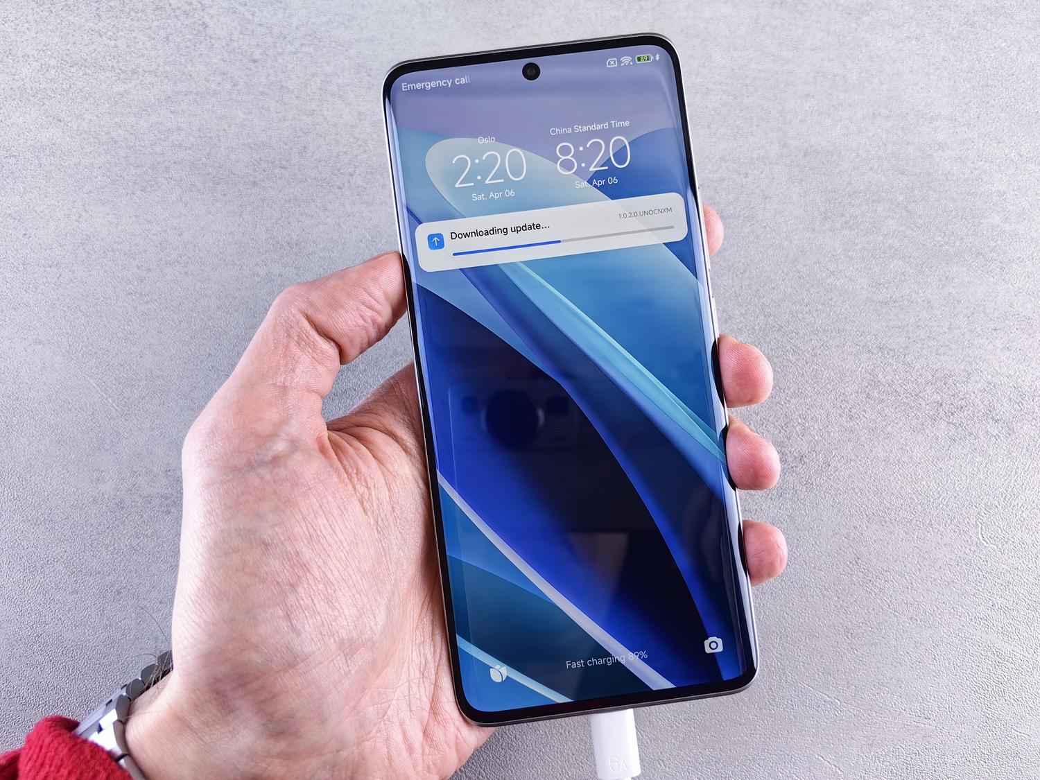 Pantalla de un smartphone mostrando el progreso de descarga de una actualización de software del sistema.