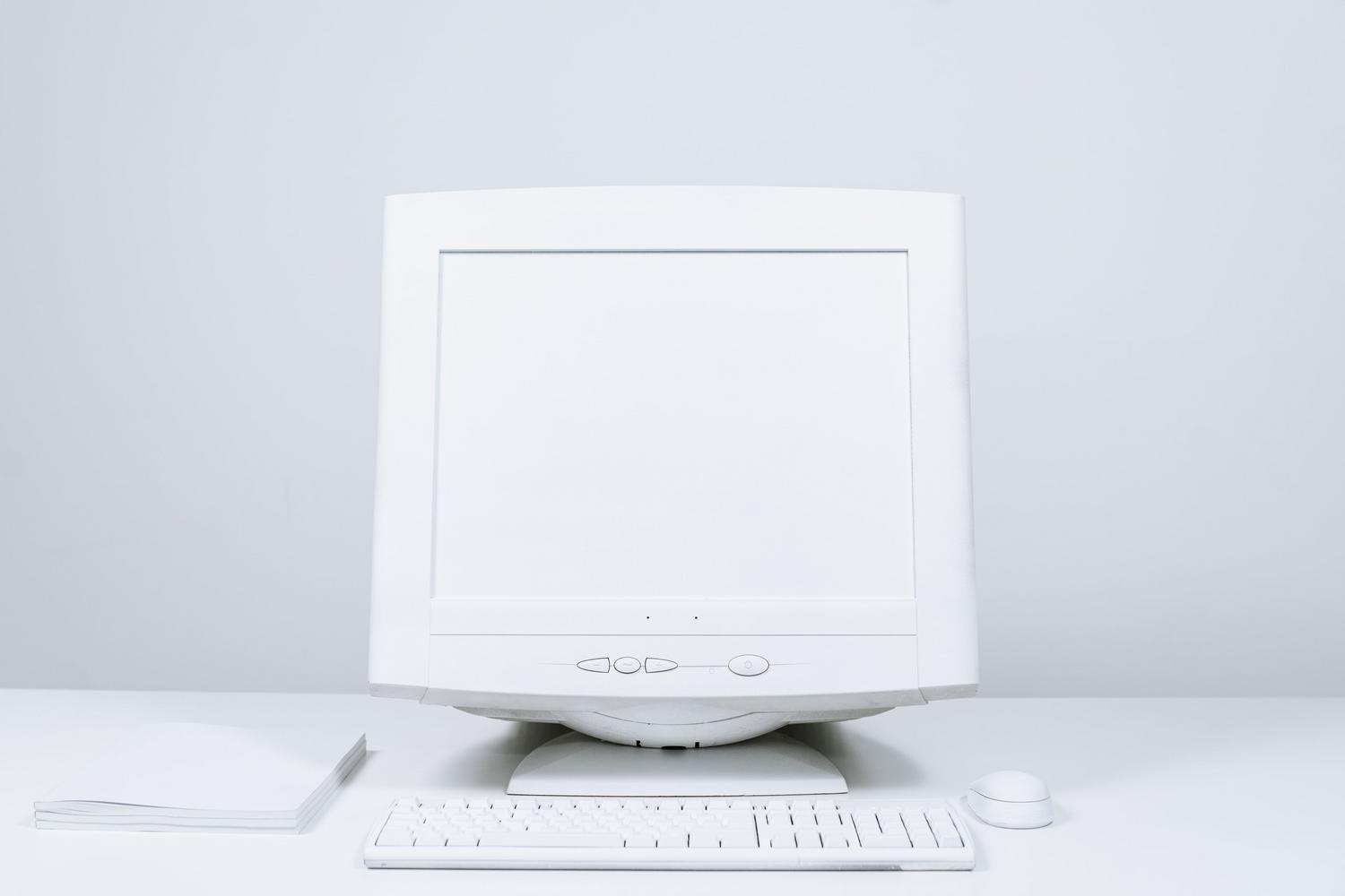 Espacio de trabajo minimalista y limpio con un ordenador, representando un sistema optimizado y sin archivos basura.