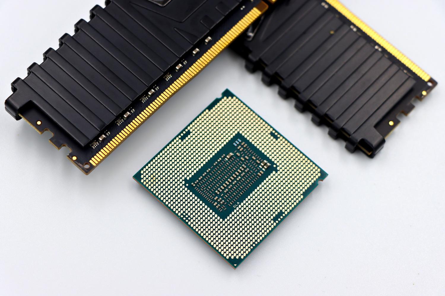 Un procesador y módulos de memoria RAM sobre un fondo blanco.