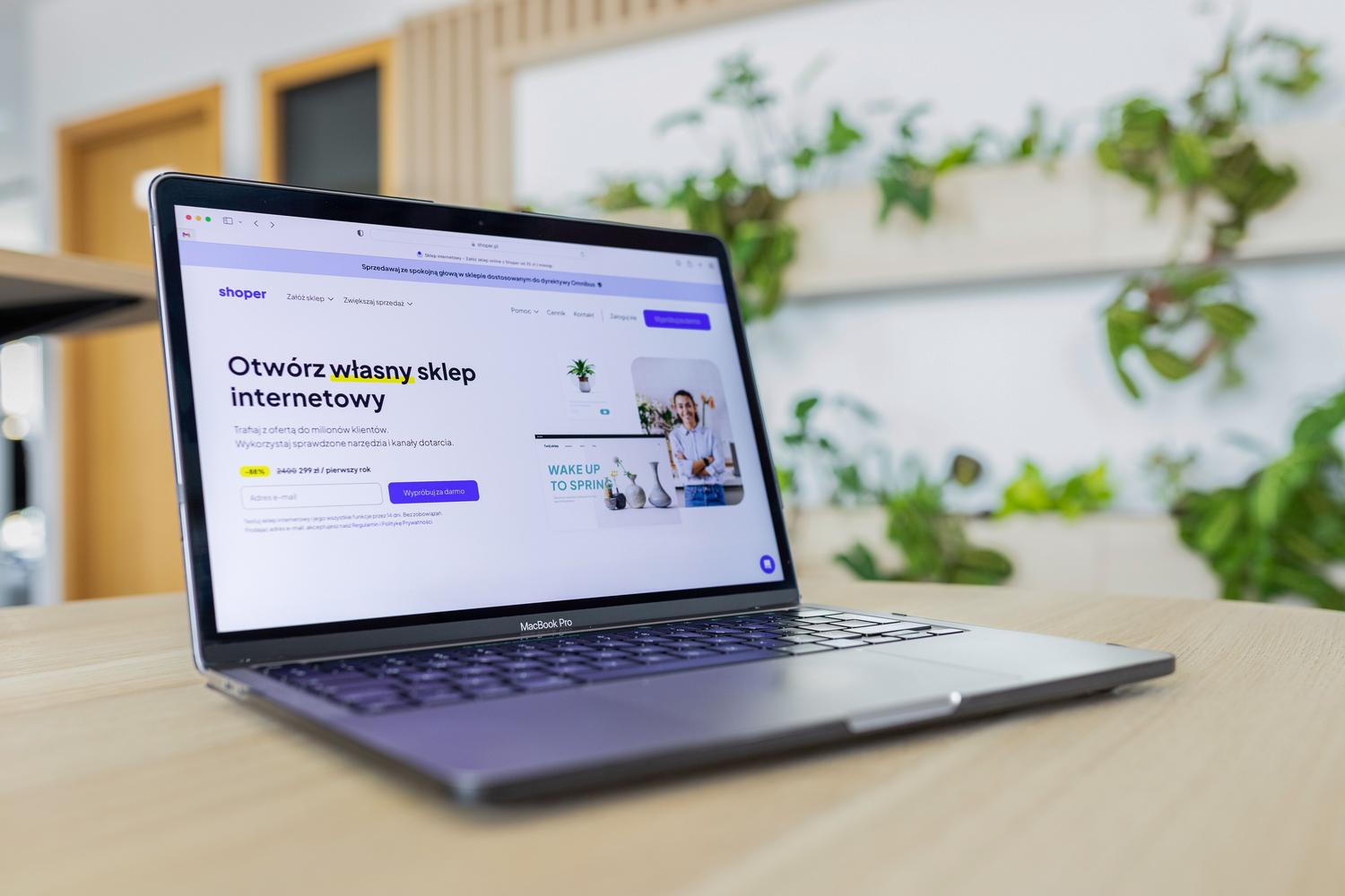 Laptop mostrando una plataforma de comercio electrónico, representando la monetización a través de productos digitales.
