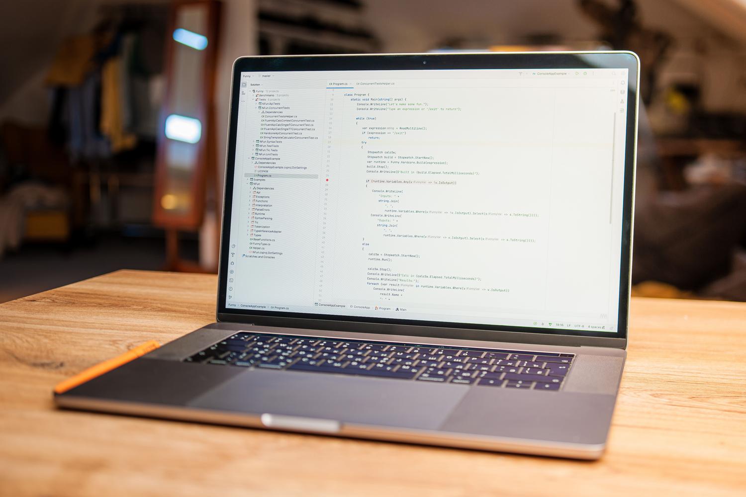Espacio de trabajo moderno y acogedor con un portátil mostrando líneas de código, evocando la concentración necesaria para organizar variantes de producto.
