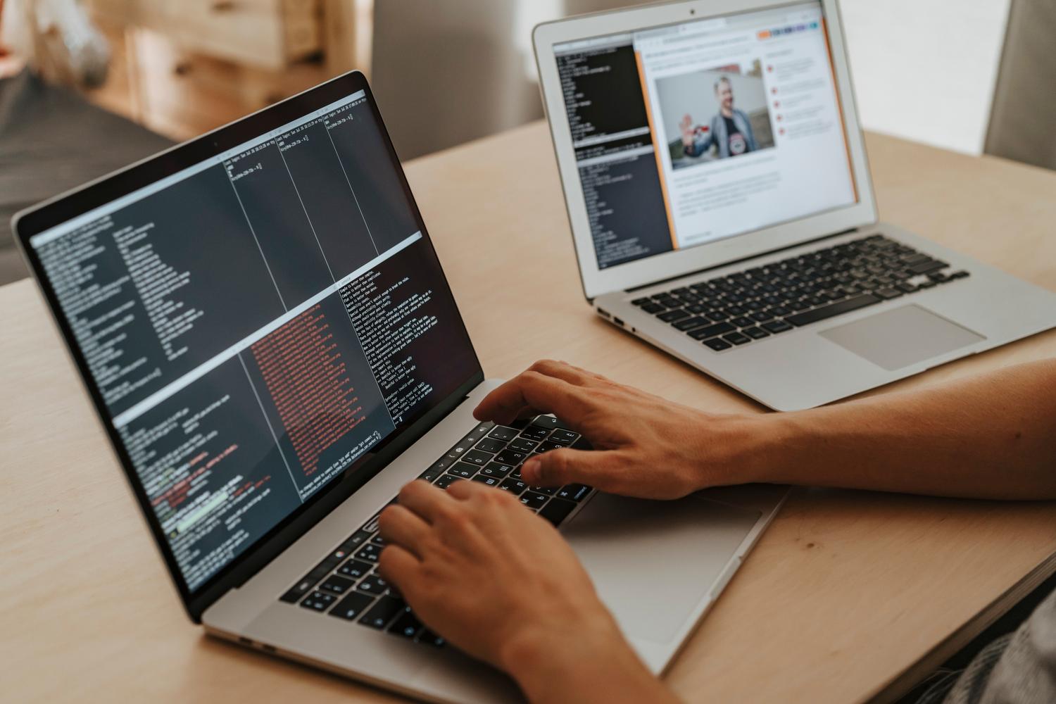Desarrollador trabajando en un portátil, escribiendo código, proporcionando un contexto general de desarrollo móvil profesional.