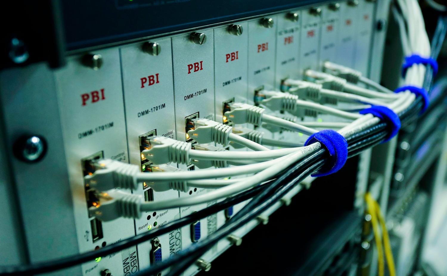 Primer plano de cables Ethernet conectados a un switch de red, esencial para la interconexión de nodos en un clúster.