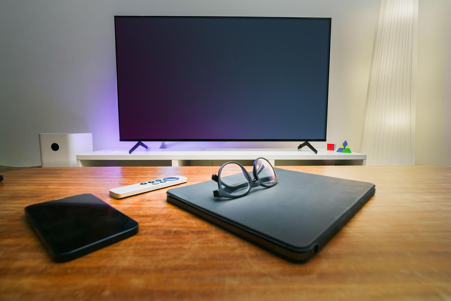 Salón moderno equipado con tecnología inteligente, mostrando la integración de cámaras de seguridad en el hogar.