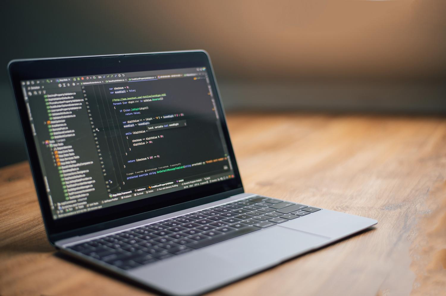 Entorno de desarrollo de software en un portátil, ilustrando la ejecución de programas de forma local para evitar la nube.