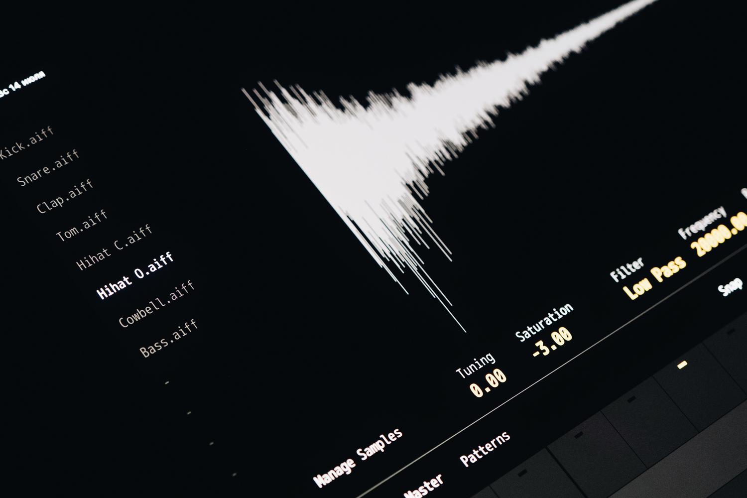 Representación digital de una onda de sonido en una pantalla, ilustrando la tecnología de clonación de voz por IA.
