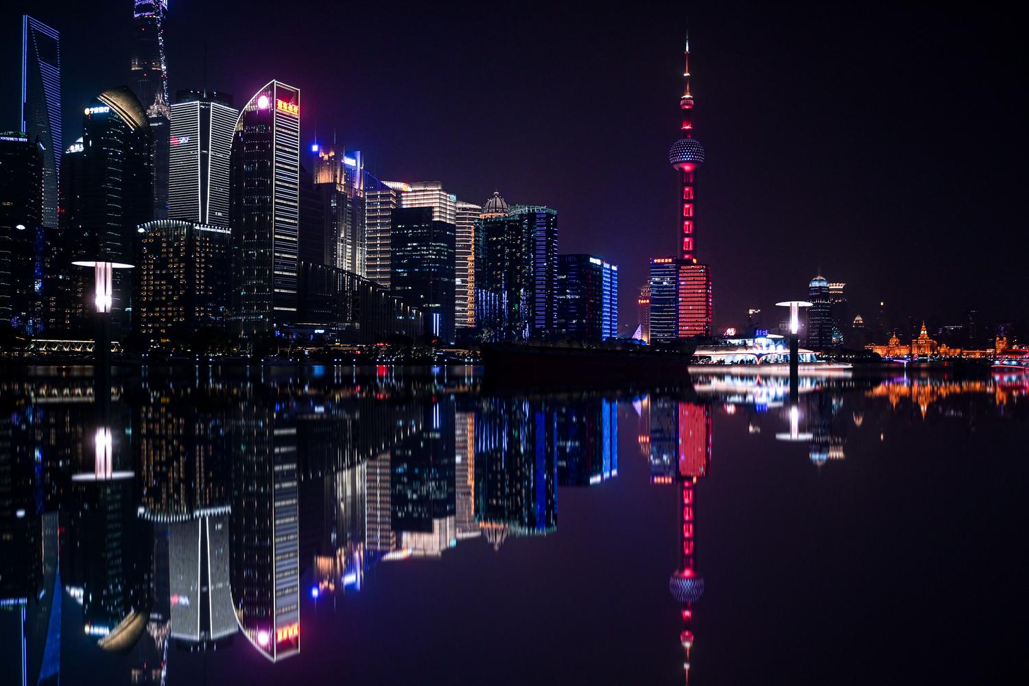 Deslumbrante vista nocturna del skyline de Shanghái con la Torre Perla Oriental iluminada.