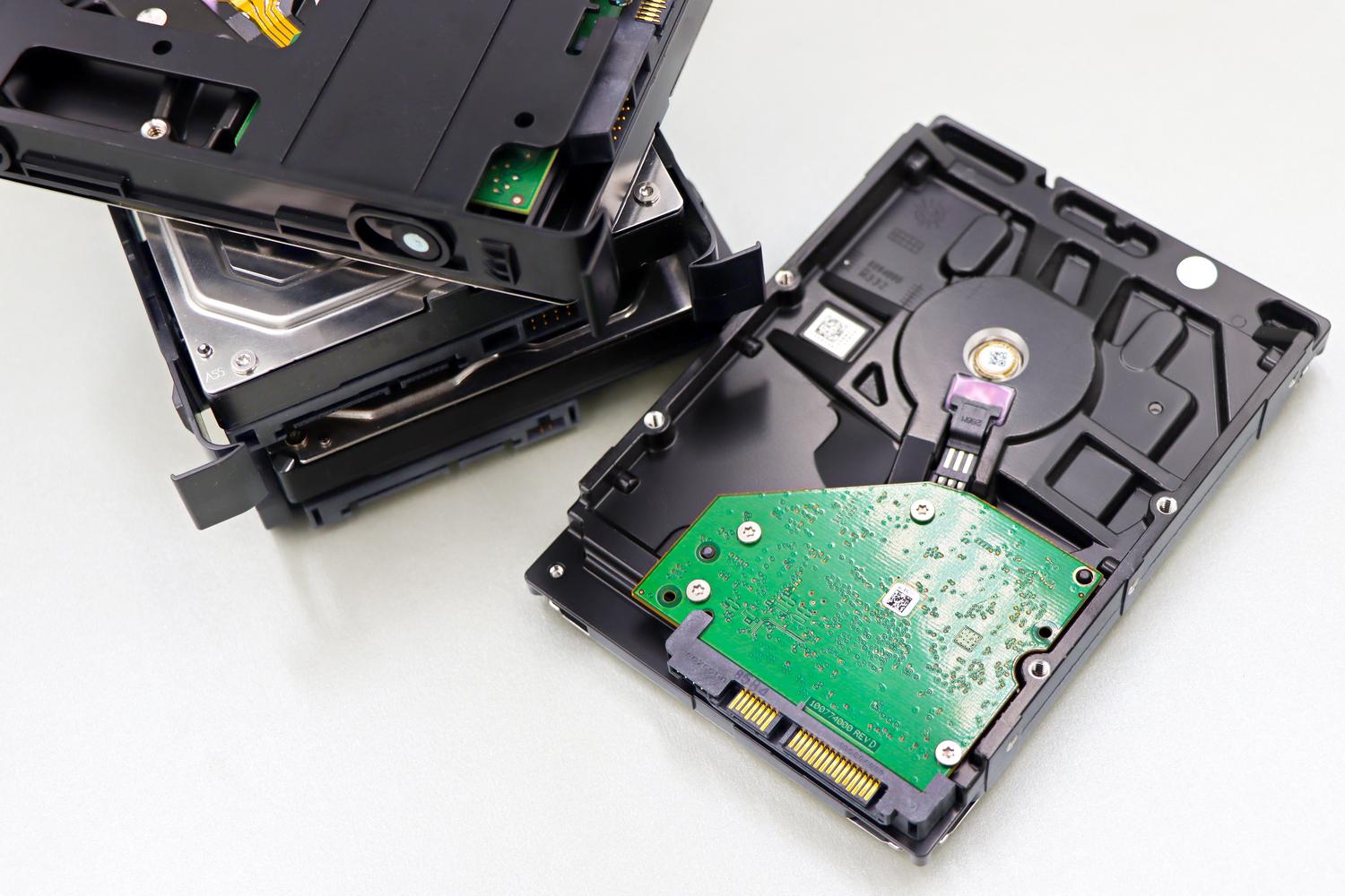 Colección de discos duros HDD desmontados mostrando los componentes internos y circuitos.