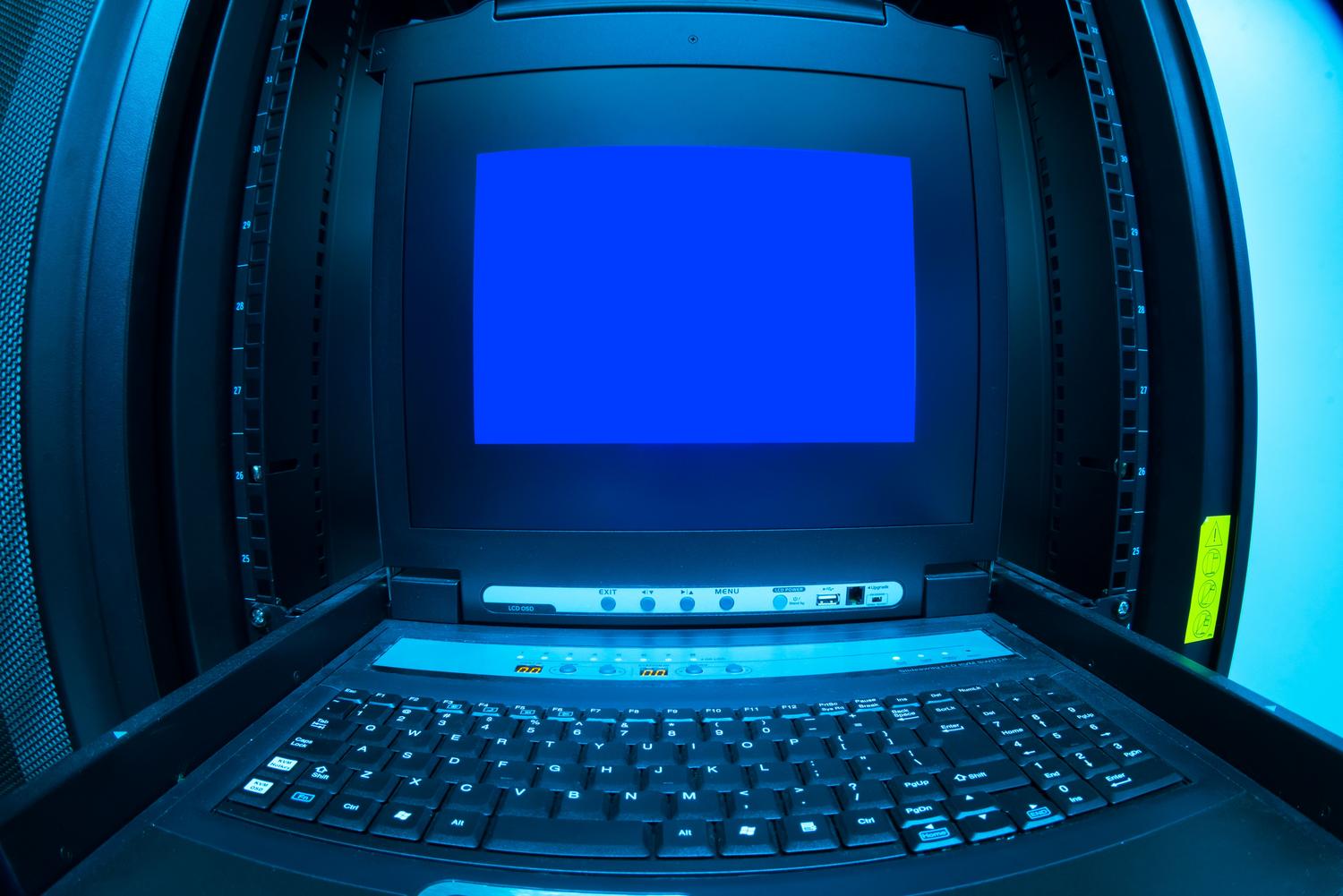 Pantalla azul de error en un terminal de centro de datos, representando un fallo crítico del sistema.