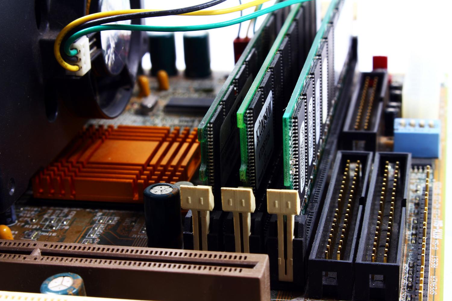 Placa base de ordenador con módulos de memoria RAM instalados en los slots correctos para activar el modo Dual Channel.