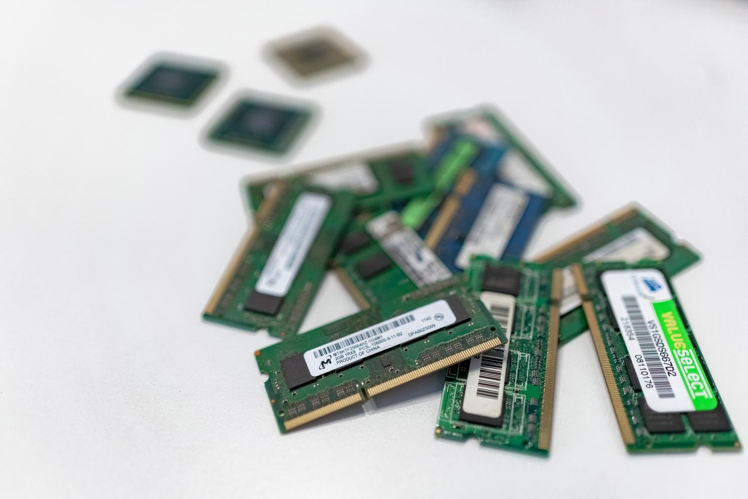 Diversos módulos de memoria RAM de diferentes marcas y capacidades, ejemplificando posibles problemas de compatibilidad.