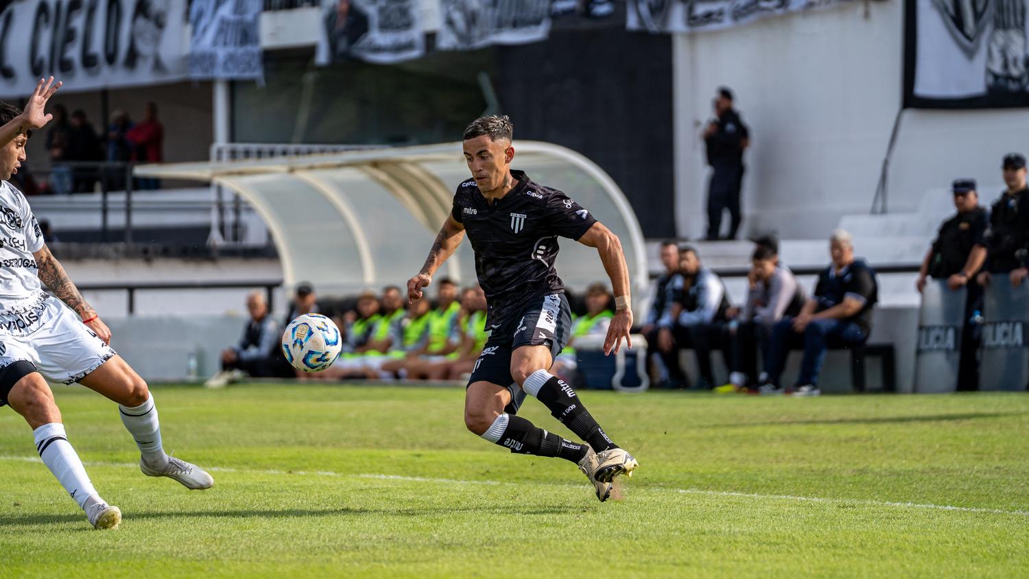 Acción dinámica de un partido de fútbol profesional, inspirando la progresión y mejoras de los jugadores