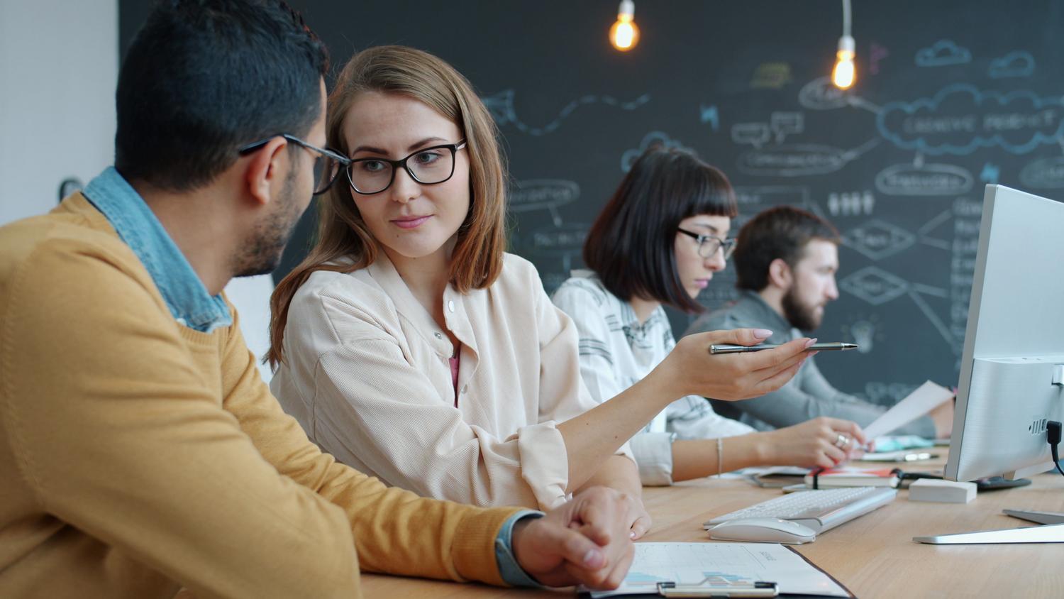 Equipo de profesionales colaborando en una oficina moderna, ilustrando el modelo multiagente.