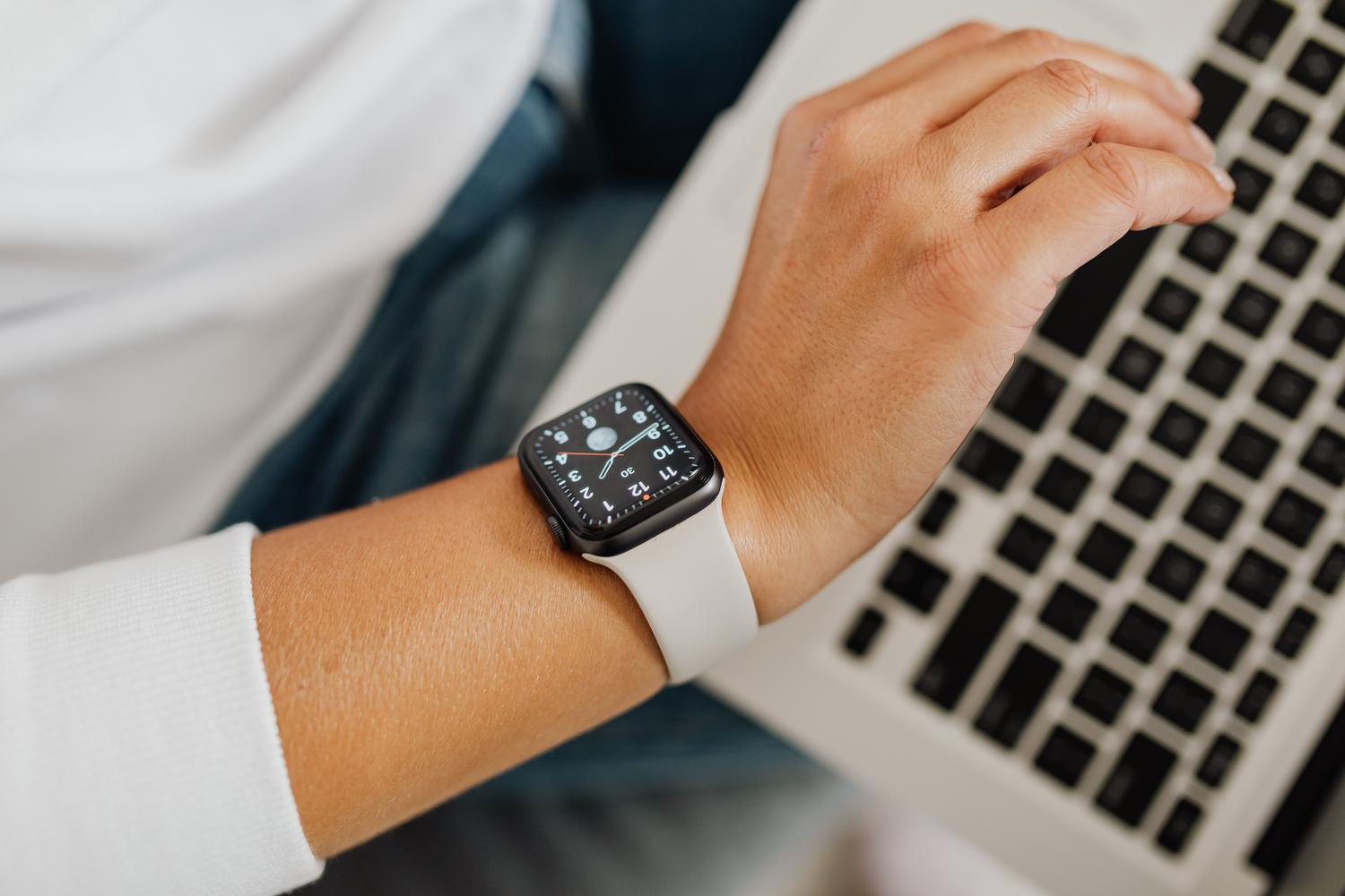Smartwatch con pantalla rectangular en la muñeca Persona utilizando un smartwatch de pantalla rectangular, ejemplificando el diseño cuadrado y su practicidad.