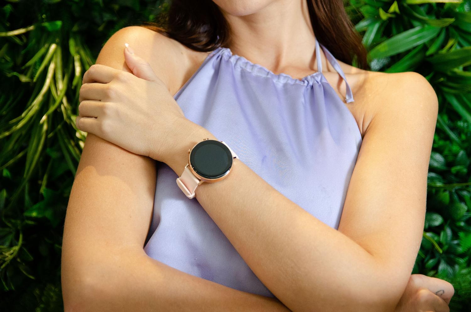 Smartwatch de esfera redonda en la muñeca Primer plano de una mujer luciendo un smartwatch de esfera redonda, representando la estética clásica y discreta.