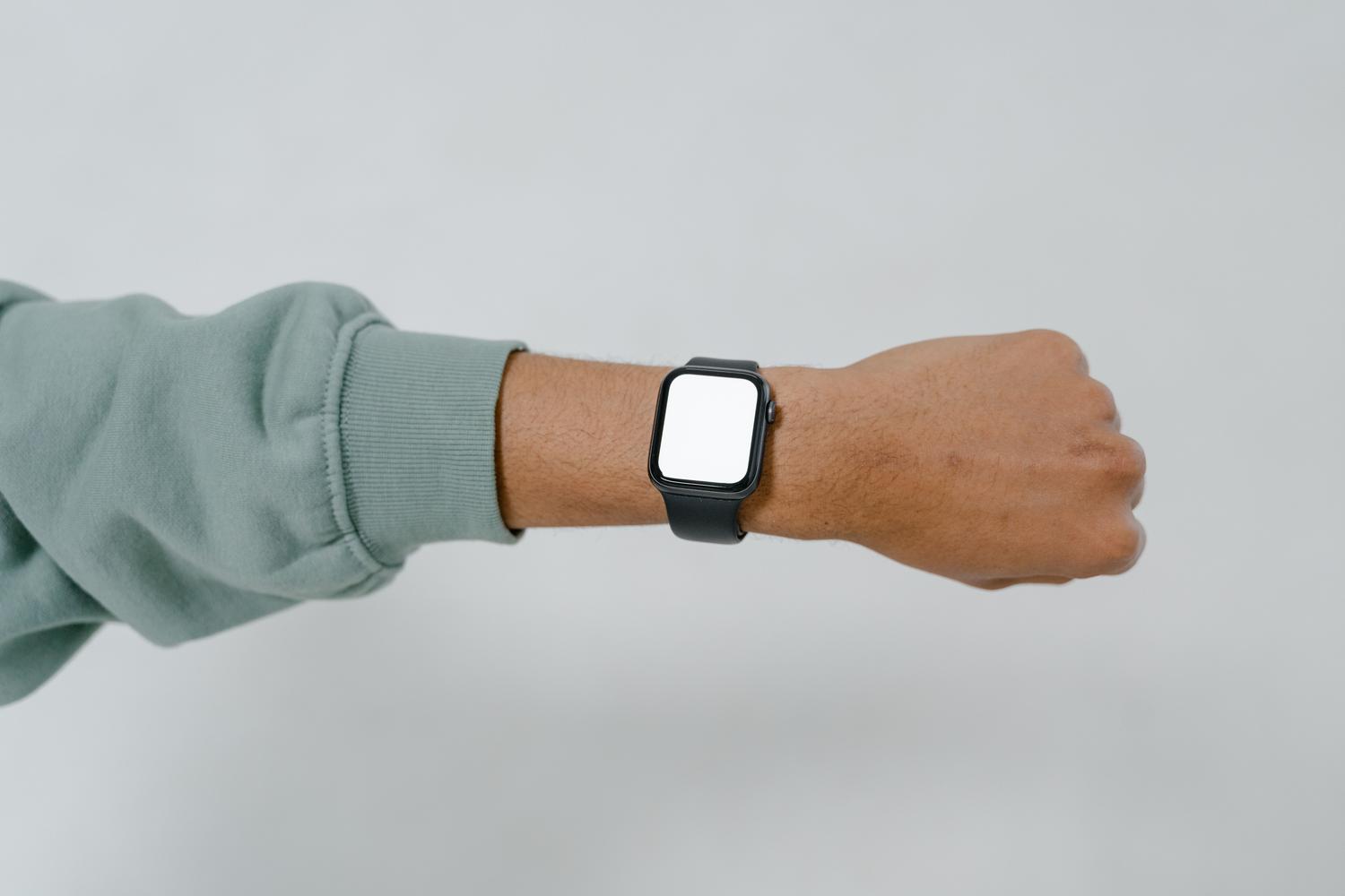 Proporción y ajuste del smartwatch Detalle de un smartwatch sobre la muñeca para ilustrar la importancia de la proporción y el ajuste del dispositivo.
